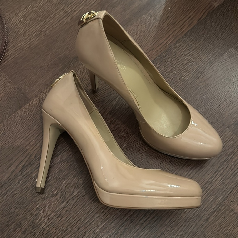 Nude Michael Kors patent round toe pump
